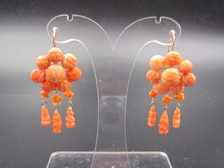 PAIRE de PENDANTS D’OREILLES « fleurs » en or jaune 9 carats (375 millièmes) serti de cabochons et gouttes de corail, ciselés et sculptés, dont certains en pampill
