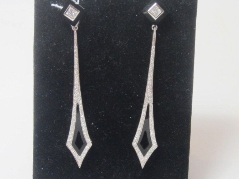 PAIRE DE PENDANTS D’OREILLES géométrique en or gris (750 millièmes) ajouré orné d’onyx et serti de diamants taille brillant et un diamant taille princesse