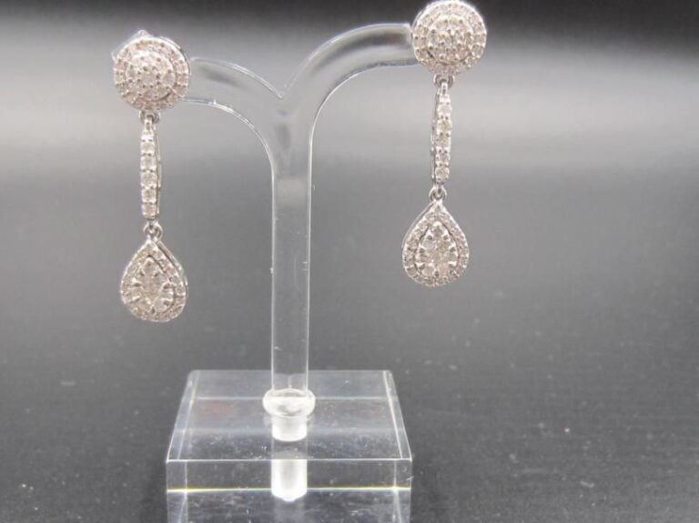 PAIRE de PENDANTS D’OREILLES « géométriques »  en or gris (750 millièmes) serti de diamants taille brillant        Poids des diamants : 2 carats environ              Long        : 3,5 cm        Poids brut : 6,7 g