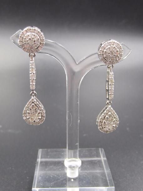 PAIRE de PENDANTS D’OREILLES « géométriques » en or gris (750 millièmes) serti de diamants taille brillan