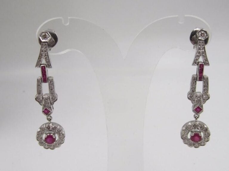PAIRE de PENDANTS D’OREILLES géométriques en or gris (750 millièmes) serti de diamants taille brillant et rubis ronds et calibré