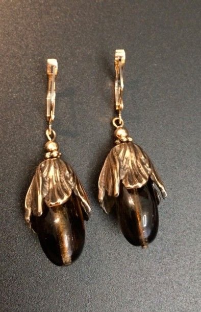 PAIRE DE PENDANTS D’OREILLES « glands » en or rose 14 carats (585 millièmes) ciselé serti d’une pierre brun