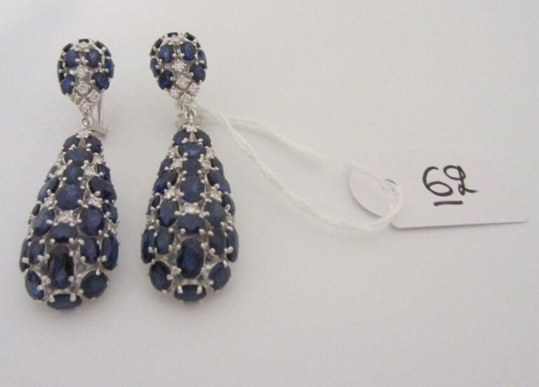 PAIRE DE PENDANTS D?OREILLES «gouttes» en or gris (750 millièmes) bombé serti de diamants taille brillant et saphir
