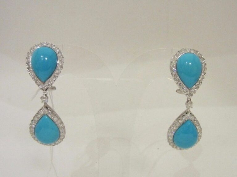 PAIRE de PENDANTS D’OREILLES « gouttes » en or gris (750 millièmes) serti de deux turquoises cabochons entourées de diamants taille brillan