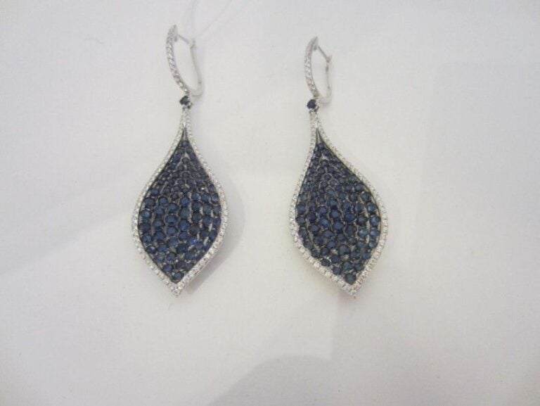 PAIRE de PENDANTS D’OREILLES «gouttes» en or gris (750 millièmes) serti d’un pavage incurvé de saphirs ronds entouré de diamants taille brillant