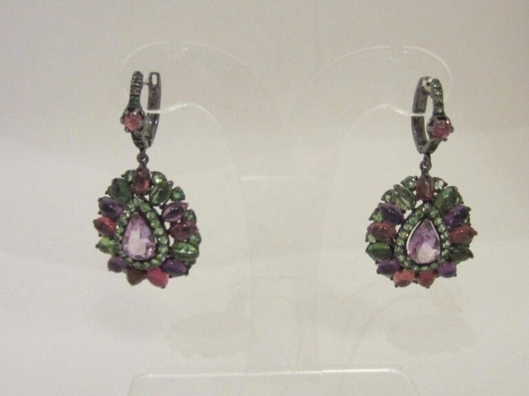 PAIRE de PENDANTS D’OREILLES « gouttes » en or jaune (750 millièmes) et argent (mi