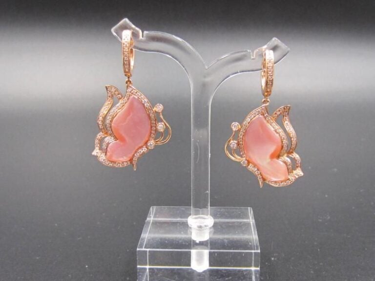 PAIRE de PENDANTS D’OREILLES « papillons » en or rose (750 millièmes) serti de nacre rose découpée, entourée de diamants taille brillant             Long        : 3,7 cm        Poids brut : 7,9 g