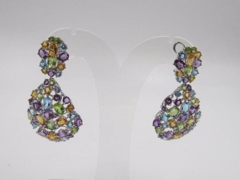 PAIRE de PENDANTS D’OREILLES « tutti frutti » en or gris (750 millièmes) serti de citrines, péridots, améthystes et topazes bleue, de formes rondes et ovale