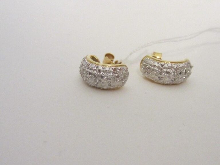 PAIRE de petites BOUCLES D'OREILLES en or jaune et or gris (750 millièmes) partiellement serti de diamant 8/