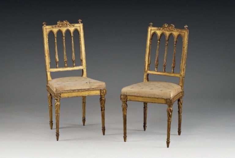 Paire de petites chaises à dossier plat en hêtre mouluré, doré et sculpté; les dossiers à rubans et arcatures à colonnettes; dés à rosaces; pieds fuselés à feuilles stylisées et cannelure