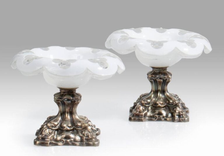Paire de petites coupes overlay à bords godronnés en cristal doublé d'émail blanc taillé; pied en argent repouss