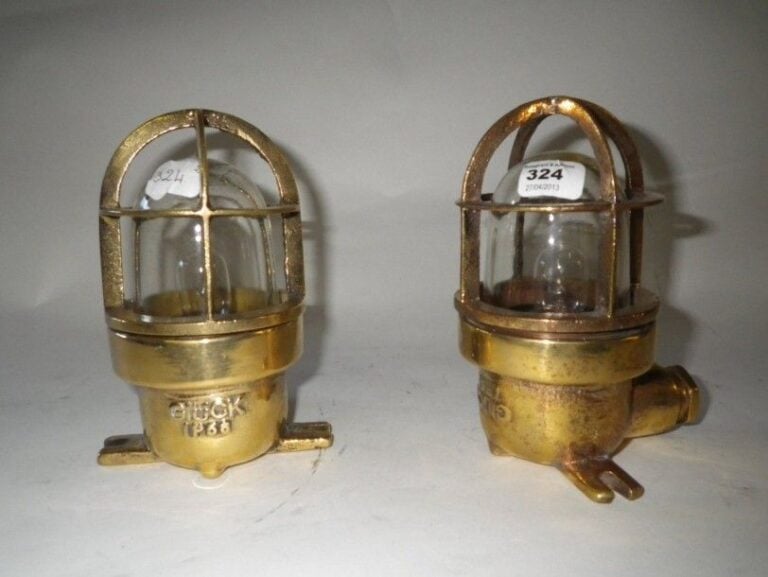 Paire de petites lampes de coursive en bronze avec grille de protection, marquées Glück Hau