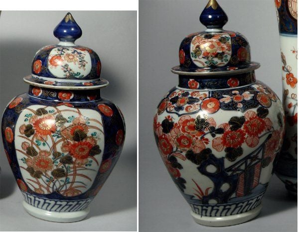 Paire de petites potiches couvertes en porcelaine d'Imari à décor de prunus, rochers et balustrad