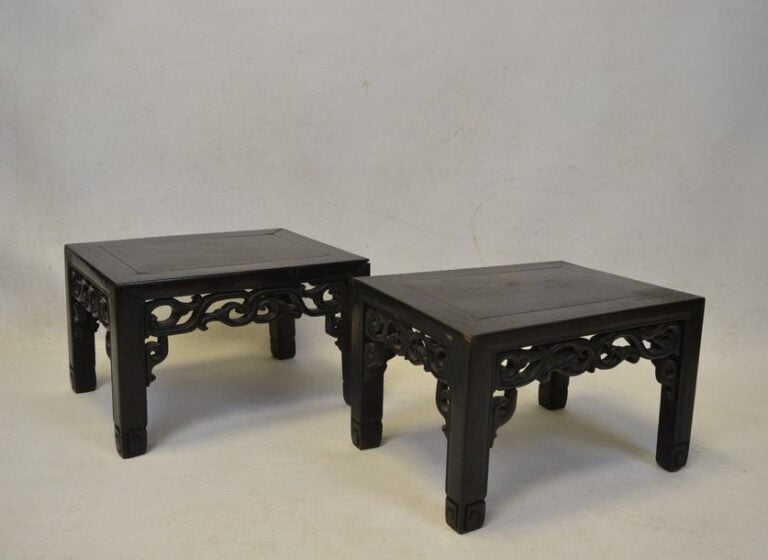 PAIRE DE PETITES TABLES EN BOIS INDIGNE SCULPTE