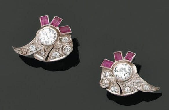Paire de petits CLIPS D'OREILLES stylisés en platine et or gris ajourés, sertis de diamants taille ancienne, dont un au centre plus important, et de pierres rouges taillées à degré