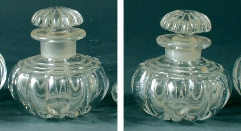 Paire de petits flacons boules en cristal moulé à côtes de bambou; bouchons à côtes rayonnante