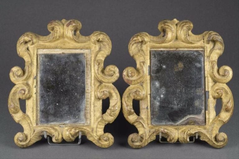 Paire de petits miroirs en bois doré, l'encadrement de style rocaill