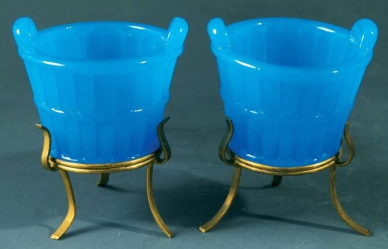 Paire de petits paniers en opaline bleue moulée à monture tripode en pomponn