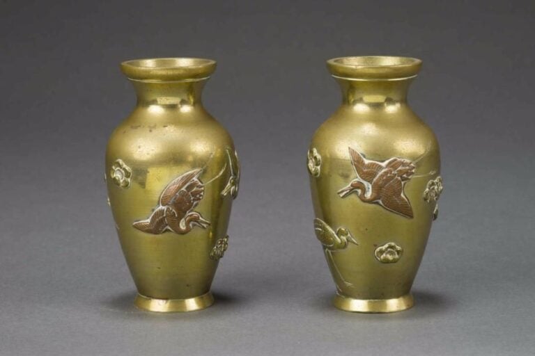 PAIRE DE PETITS VASES BALUSTRES EN BRONZE A INCRUSTATIONS DE CUIVRE Japon, Ere Meiji, Fin du XIXe siècle Les fonds en cuivr