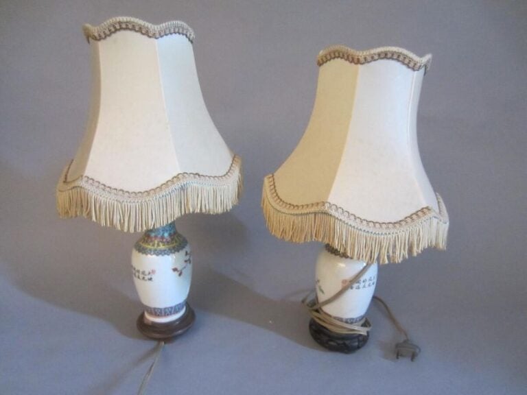 Paire de petits vases en porcelaine à décor de pivoines et oiseaux branchés, montés en lamp