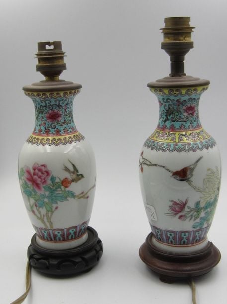Paire de petits vases en porcelaine à décor de pivoines et oiseaux branchés, montés en lamp