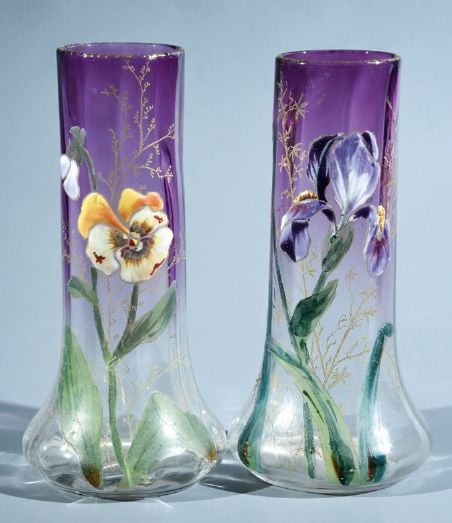Paire de petits vases en verre à dégradé violet en partie haute et décor émaillé l'un d'iris, le second d'une pensé