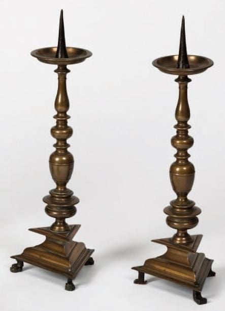Paire de pique-cierges d'autel en bronze à bases tripodes et aux fûts tournés en balustre