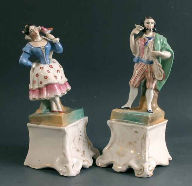 Paire de pique-fleurs représentant un musicien portant une mandoline et une coupe, et une danseuse, portant un oisea