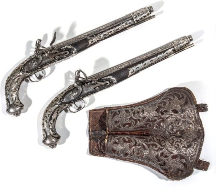 Paire de pistolets à la miquelet dans leur étui