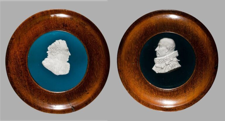 Paire de plaque ronde en cristal à fond bleu canard translucide ornées des bustes de Beaumarchais et de Montaign