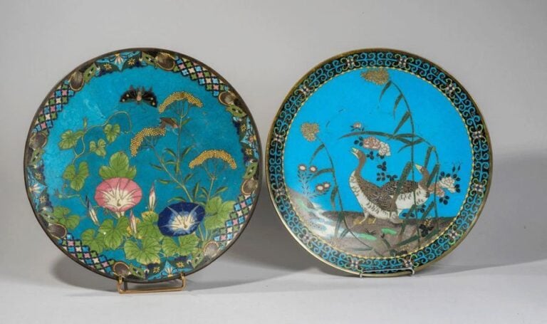 Paire de plate en émaux cloisonnés à décor polychrome d'oies et de clématite