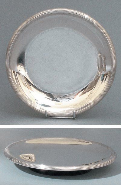 Paire de plateaux de présentation en argent, la bordure rainurée, les piédouches en Macassa