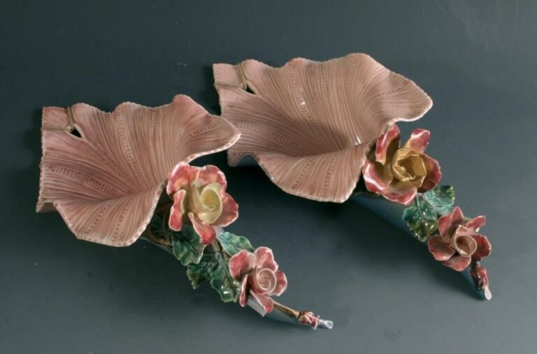 Paire de porte-bouquets d'applique en barbotine en forme de cornets ornés de fleurs en relie