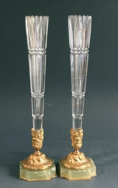 Paire de porte bouquets en cristal taillé à côtes biseautées; pieds en bronze doré à motif de rocailles sur bases carrées en albâtr