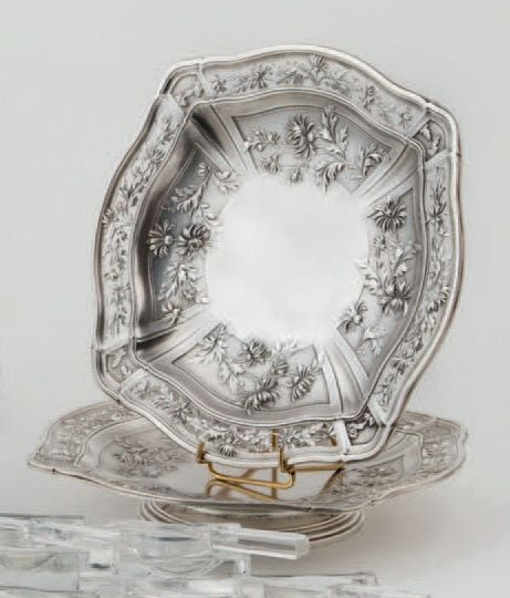 PAIRE DE PRÉSENTOIRS en argent à contours; décor ajouré et sur fond amati de chrysanthème
