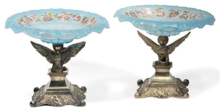* Paire de présentoirs en cristal bleu à bord festonné