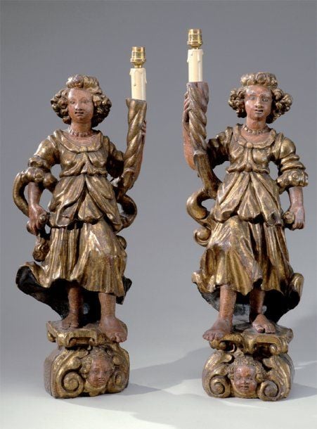 Paire de Renommées formant flambeaux, en bois très finement sculpté ou laqué au nature
