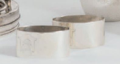 PAIRE DE RONDS DE SERVIETTES en argent uni de forme ovale, gravé d'un bouddha pour l'un et d'un moine pour l'autre assis dans un motif «pagode