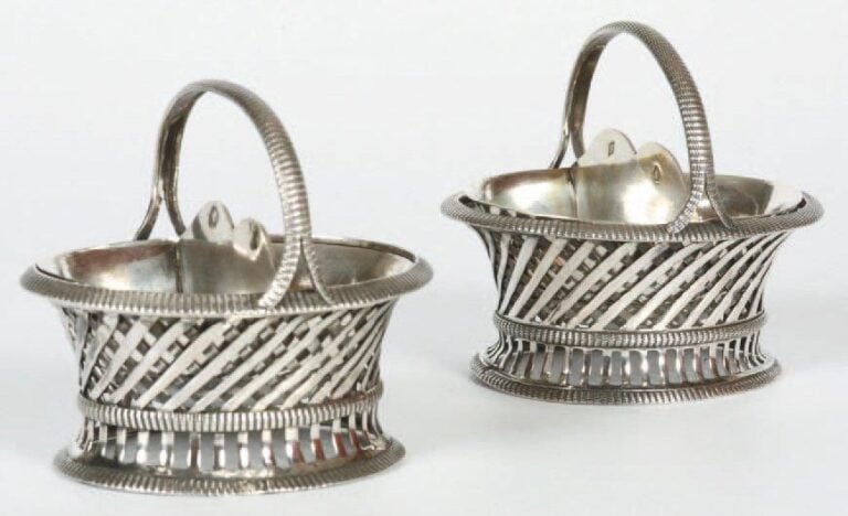 Paire de salières en argent, les corps figurant des paniers tressés, les intérieurs à cloiso