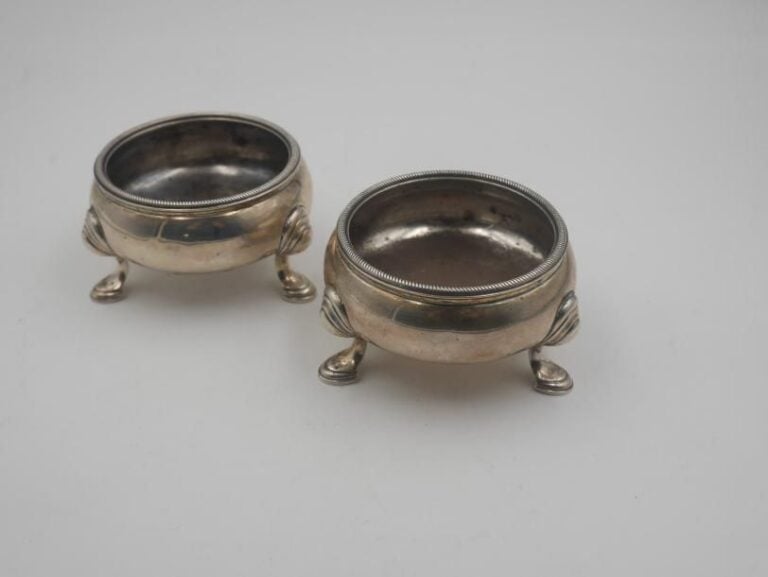 Paire de salières en argent uni posant sur 3 pieds cambrés patin