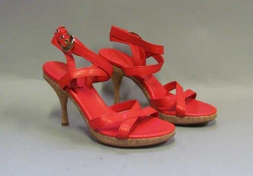 PAIRE de SANDALES en cuir corail s'attachant à la cheville à l'aide d'une boucle à ardillon, semelles et hauts talons en liège (P36 it) (très bon état)