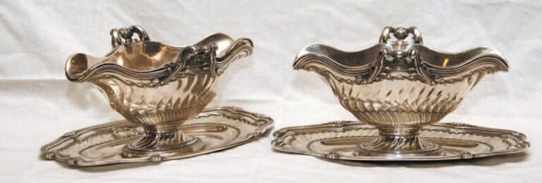 Paire de saucières en argent, à la Minerve, à décor de coquilles et côtes torsadées, avec leur intérieur de la Maison Boin Taburet à Paris