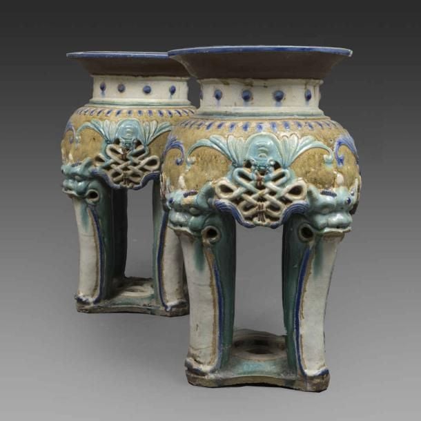 PAIRE DE SELLETTES EN GRES DE SHIWAN Chine, Foshan, Fours de Shiwan, Epoque XXe siècle (accidents, manques