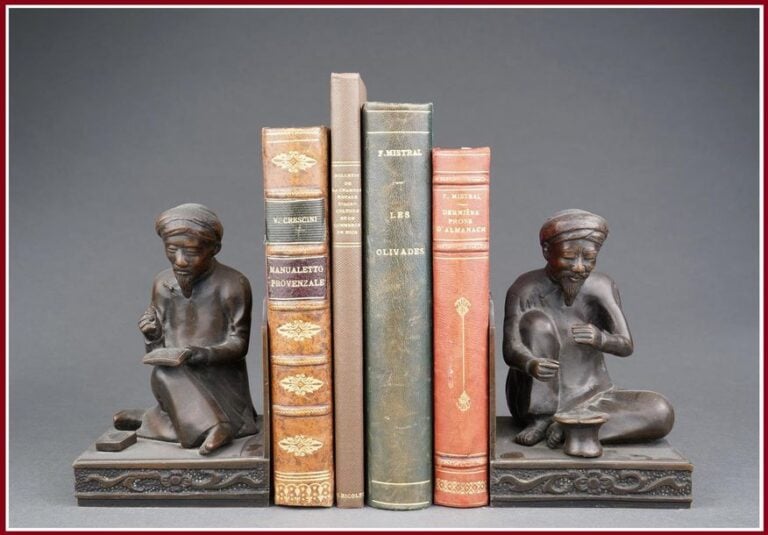 PAIRE DE SERRE-LIVRES EN BRONZE A PATINE BRUNE