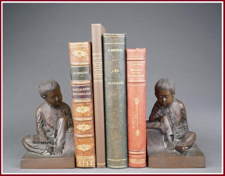 PAIRE DE SERRE-LIVRES EN BRONZE A PATINE MARRON NUANCEE