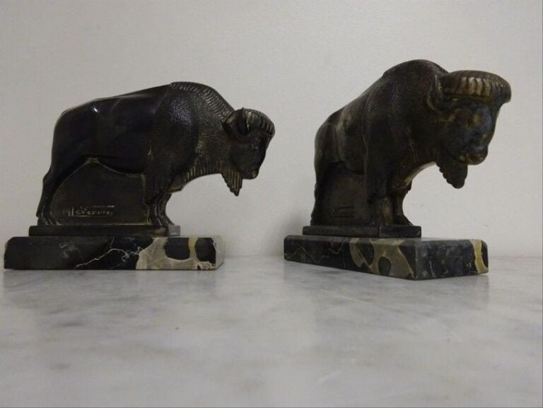 Paire de serre-livres, modèle aux bisons, régules sur bases en marbre porto
