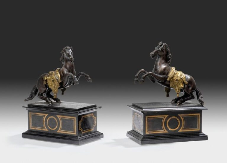 Paire de statuettes en bronze ciselé