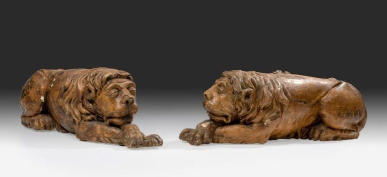 Paire de statuettes en tilleul sculpté en ronde-bosse et laqué au naturel