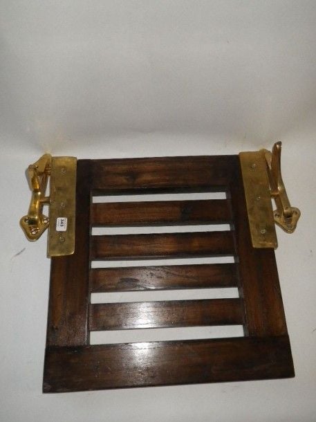 Paire de strapontins en bois exotique Complet de leurs fixations murales en bronz