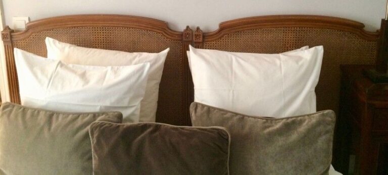 Paire de têtes de lit en bois naturel canné, style Louis XV